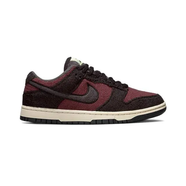 Nike Women's Dunk Low SE (Fleece Burgundy Crush/ Red/ Bl...