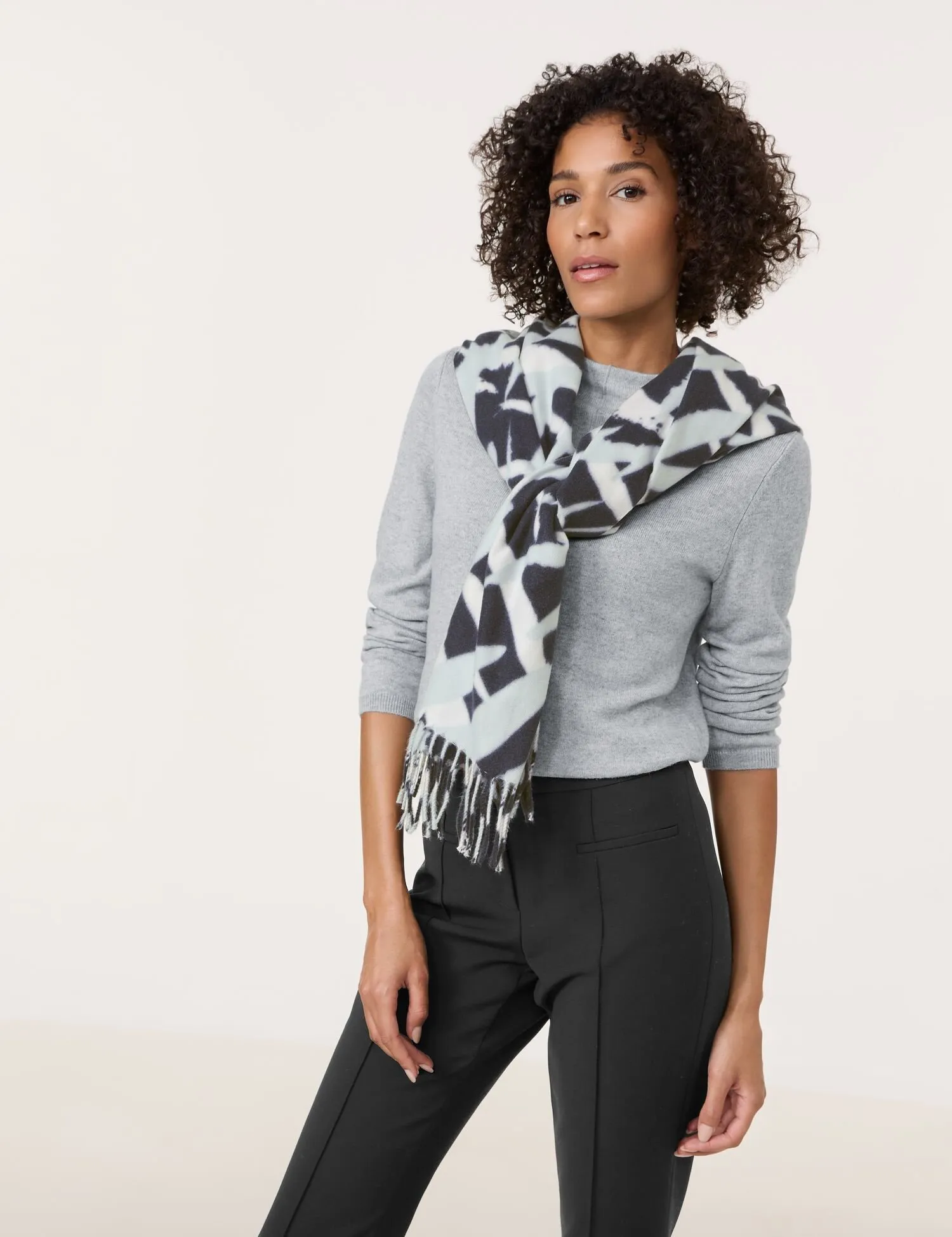 Soft scarf with fringing