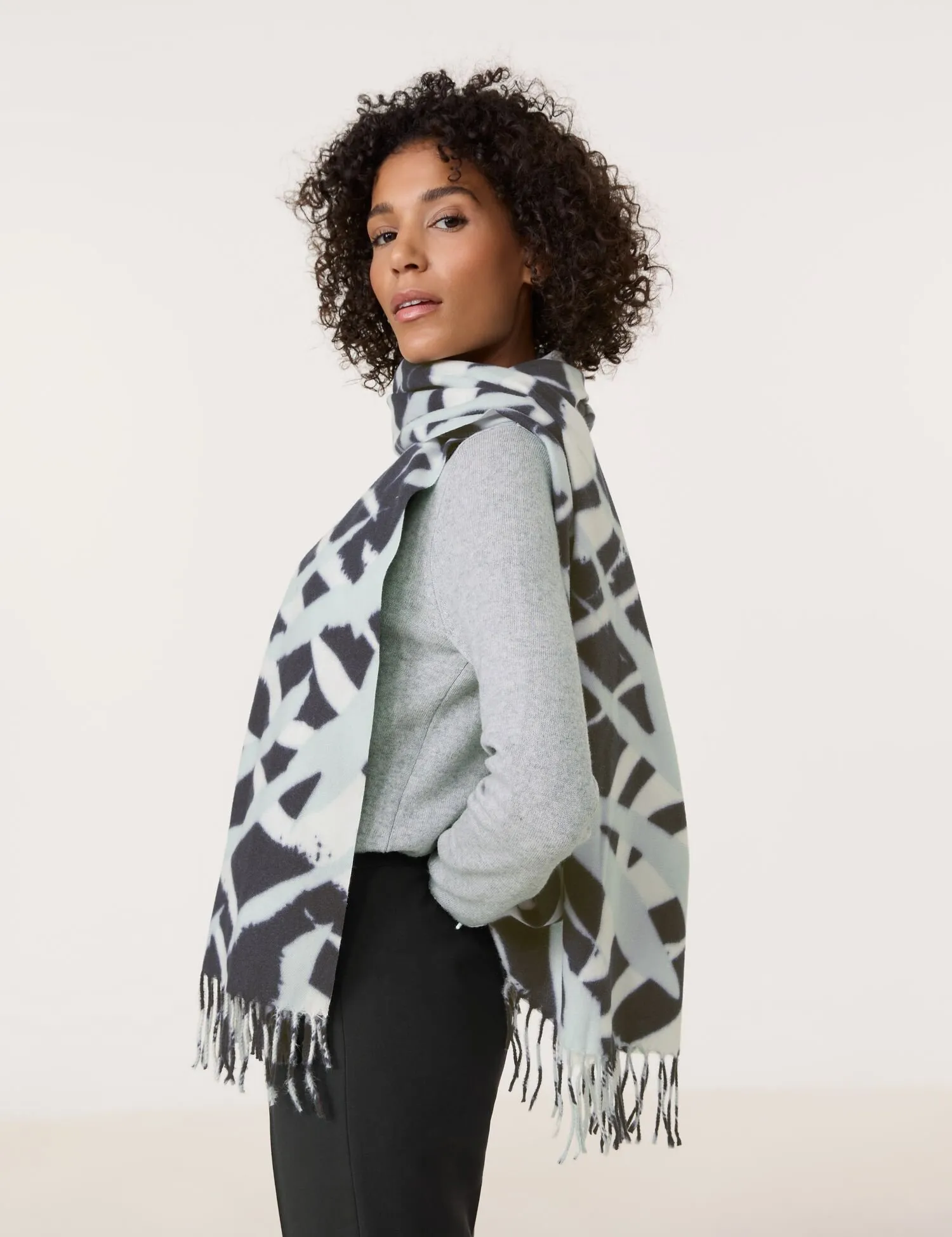 Soft scarf with fringing